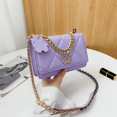 Aktuális női táska műbőrből, csattal