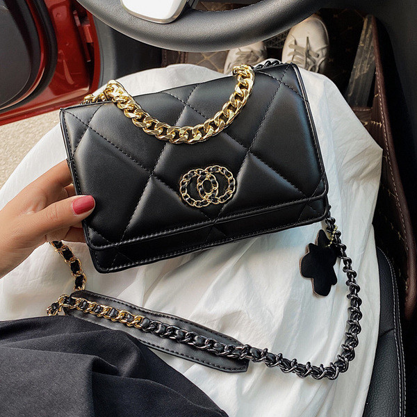 Aktuális női táska műbőrből, csattal