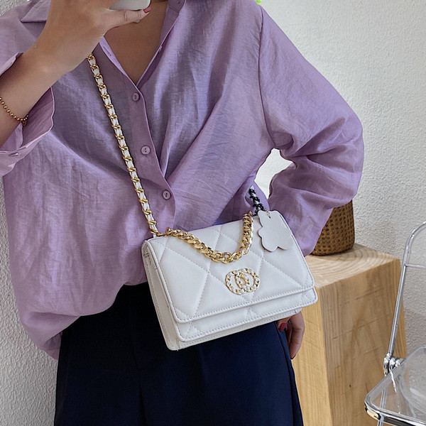 Aktuális női táska műbőrből, csattal