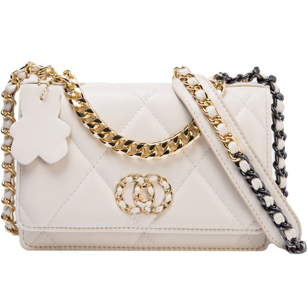 Aktuális női táska műbőrből, csattal