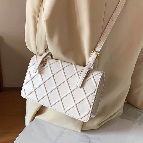 Női korszerű válltáska egy tiszta modellhez