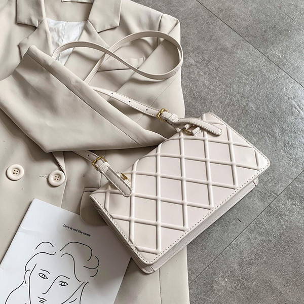 Női korszerű válltáska egy tiszta modellhez