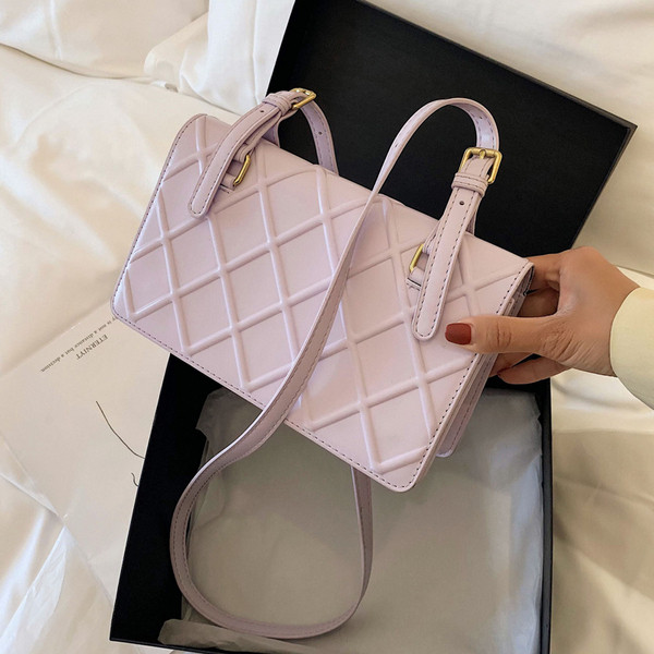 Női korszerű válltáska egy tiszta modellhez