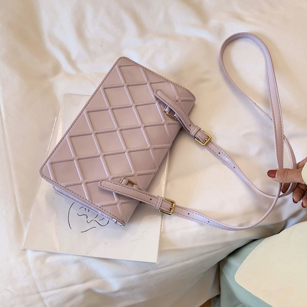 Női korszerű válltáska egy tiszta modellhez