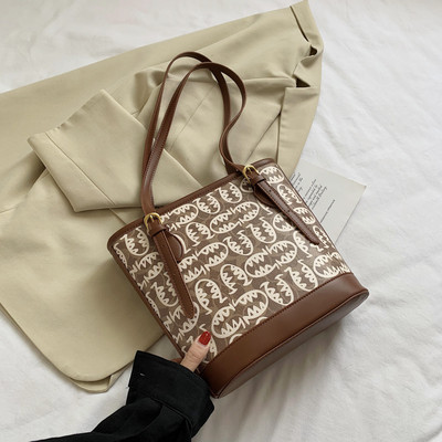 Praegune naiste koti lai mudel