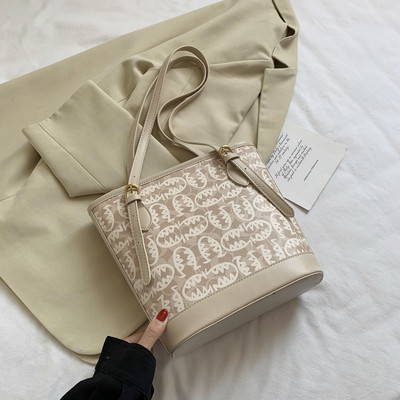 Praegune naiste koti lai mudel