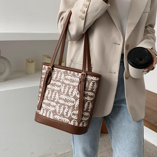 Praegune naiste koti lai mudel