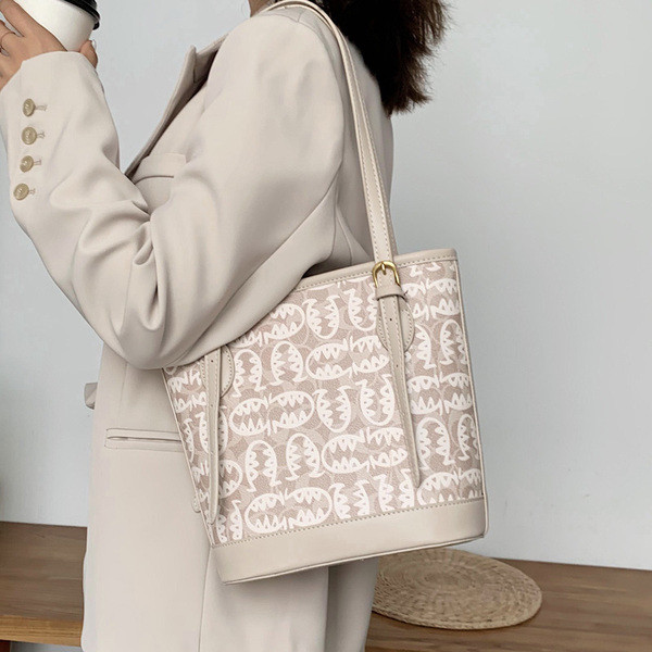 Praegune naiste koti lai mudel