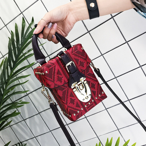 Modern női táska négyzet alakú