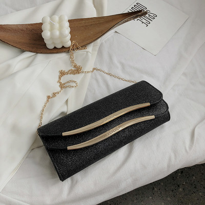 Elegáns női táska fém elemmel