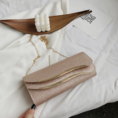 Elegáns női táska fém elemmel