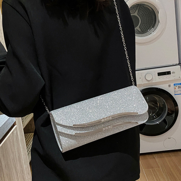 Elegáns női táska fém elemmel