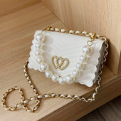 Stílusos kézitáska díszgyöngyökkel és csattal