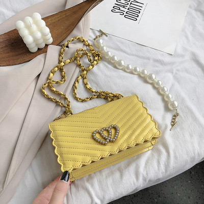 Stílusos kézitáska díszgyöngyökkel és csattal