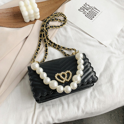 Stílusos kézitáska díszgyöngyökkel és csattal