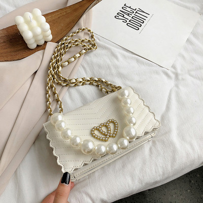 Stílusos kézitáska díszgyöngyökkel és csattal