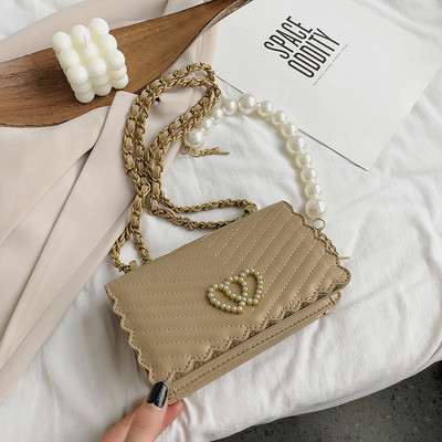 Stílusos kézitáska díszgyöngyökkel és csattal