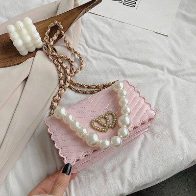 Stílusos kézitáska díszgyöngyökkel és csattal