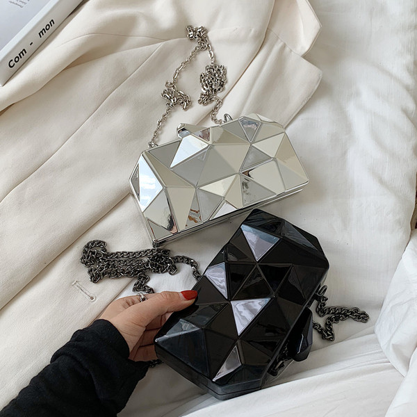 Modern női válltáska fém fogantyúval