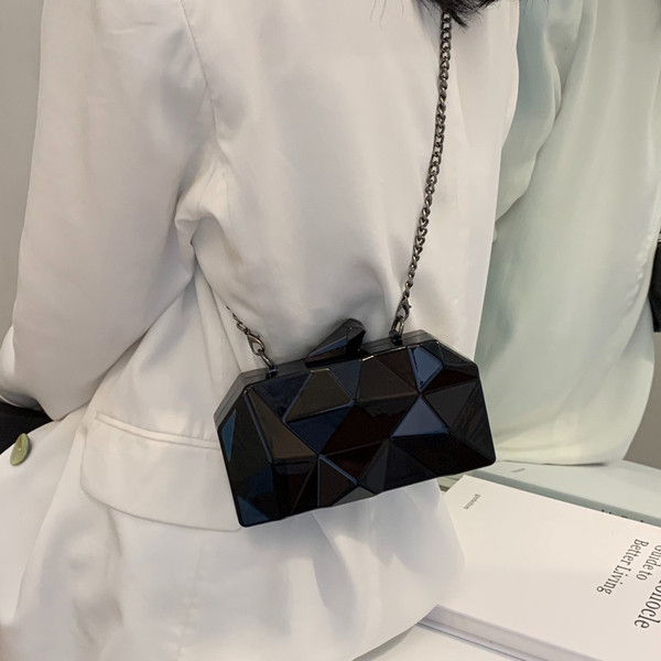 Modern női válltáska fém fogantyúval