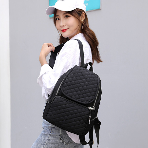 Korszerű női hátizsák elülső zsebbel