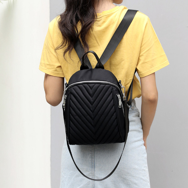 Dombornyomott női hátizsák állítható fülekkel