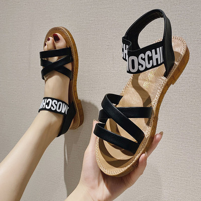 Női szandál lapos talppal és felirattal a pántokon