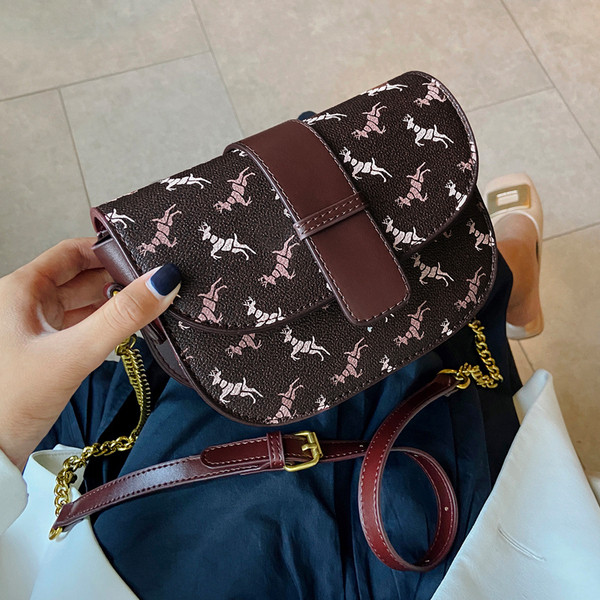 Γυναικεία casual τσάντα κλασικόμοντέλο με μεταλλική λαβή