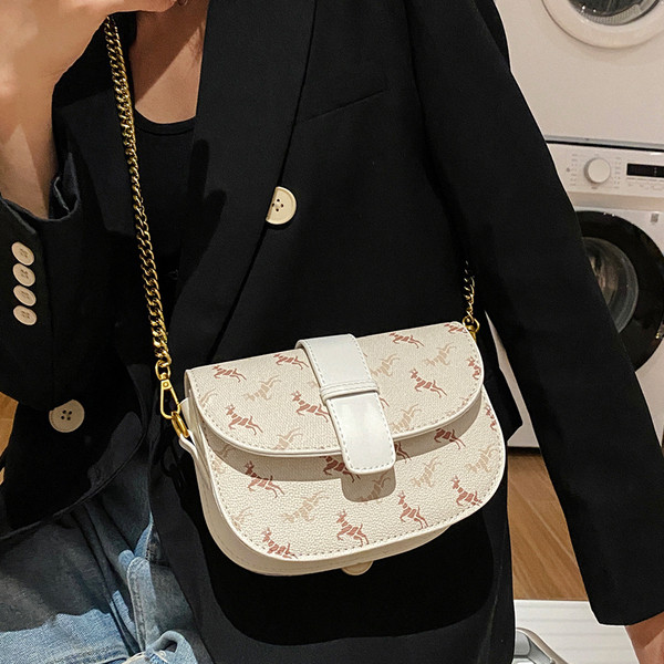 Γυναικεία casual τσάντα κλασικόμοντέλο με μεταλλική λαβή