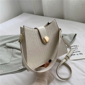 Σύγχρονη γυναικεία τσάντα ώμου με κούμπωμα