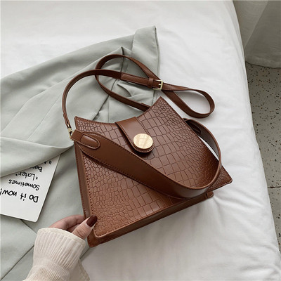 Σύγχρονη γυναικεία τσάντα ώμου με κούμπωμα