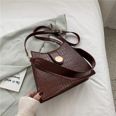 Σύγχρονη γυναικεία τσάντα ώμου με κούμπωμα