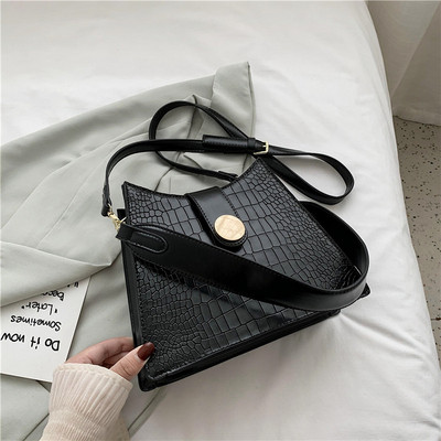 Σύγχρονη γυναικεία τσάντα ώμου με κούμπωμα