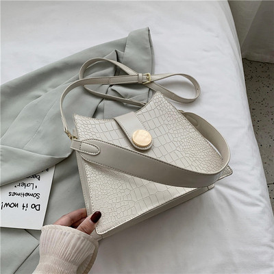 Σύγχρονη γυναικεία τσάντα ώμου με κούμπωμα