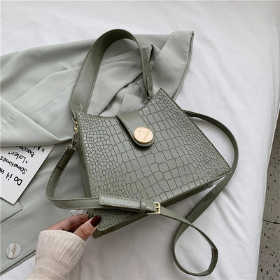 Σύγχρονη γυναικεία τσάντα ώμου με κούμπωμα