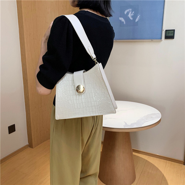 Σύγχρονη γυναικεία τσάντα ώμου με κούμπωμα