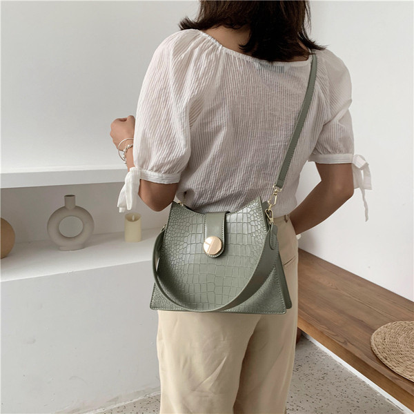 Σύγχρονη γυναικεία τσάντα ώμου με κούμπωμα