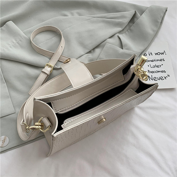 Σύγχρονη γυναικεία τσάντα ώμου με κούμπωμα