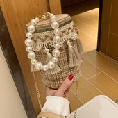 Κομψή τσάντα με διακοσμητικές πέρλες και φούντα