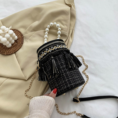 Κομψή τσάντα με διακοσμητικές πέρλες και φούντα