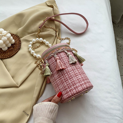 Κομψή τσάντα με διακοσμητικές πέρλες και φούντα