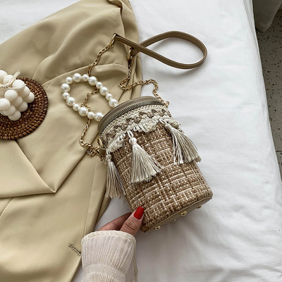 Κομψή τσάντα με διακοσμητικές πέρλες και φούντα