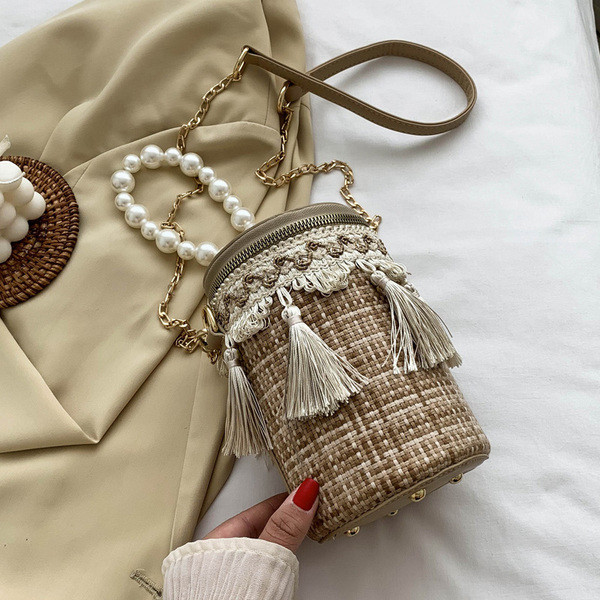 Κομψή τσάντα με διακοσμητικές πέρλες και φούντα