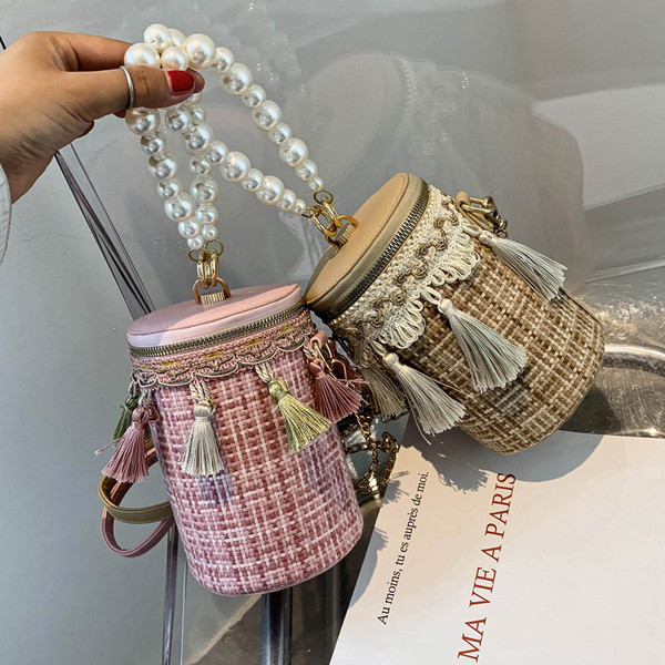 Κομψή τσάντα με διακοσμητικές πέρλες και φούντα
