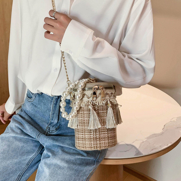 Κομψή τσάντα με διακοσμητικές πέρλες και φούντα