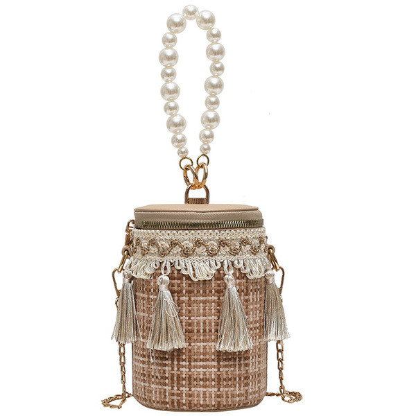 Κομψή τσάντα με διακοσμητικές πέρλες και φούντα