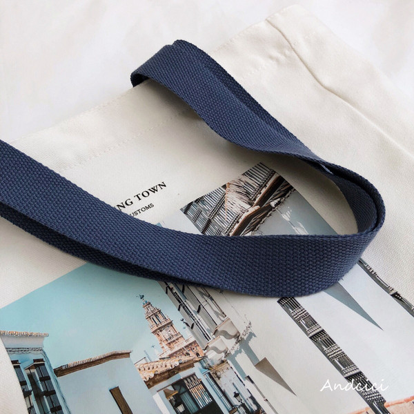 Γυναικεία υφασμάτινη τσάντα ώμου με έγχρωμη εκτύπωση