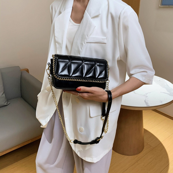 Modern női ökobőr táska fém fogantyúval