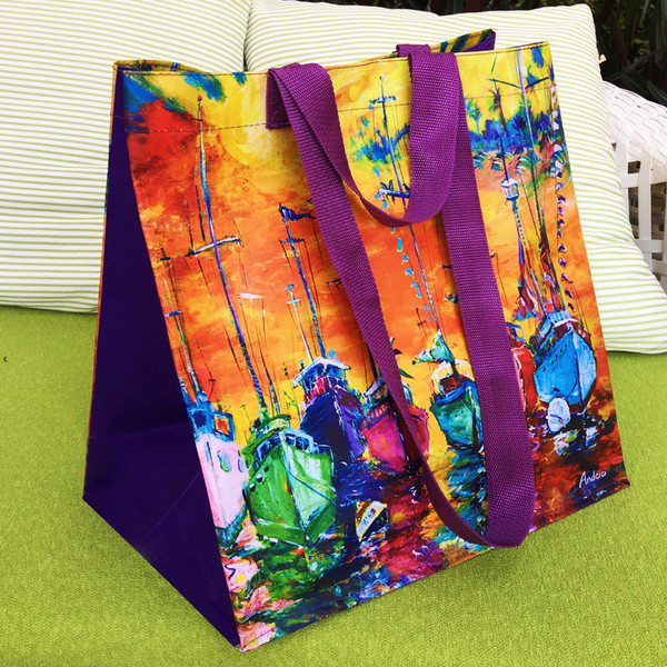 Vízálló színes táska, amely kétféle változatban használható strandra