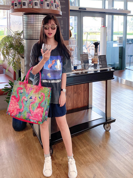 Vízálló női táska rövid füllel, színes flamingós mintával